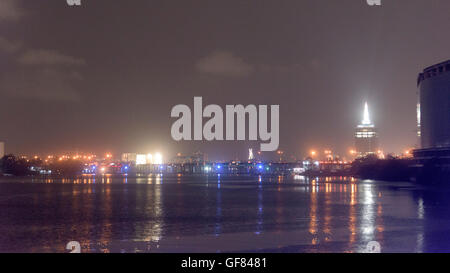 Victoria Island, Lagos Skyline bei Nacht. Stockfoto