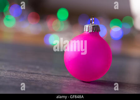 Weihnachtskugeln auf Bokeh Hintergrundfarbe Stockfoto