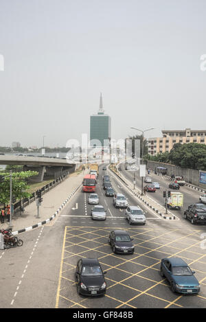 Verkehr und Straße in Victoria Island, Lagos, Nigeria, Westafrika Stockfoto