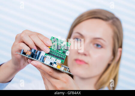 Tech testet elektronischen Geräte im Service-Center Stockfoto