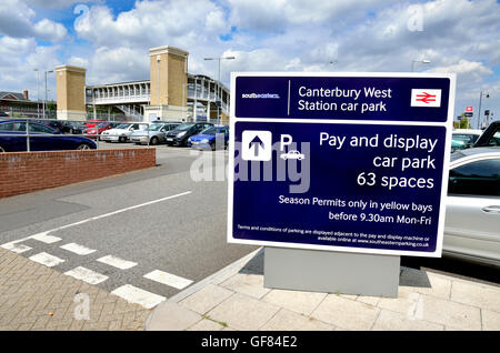 Canterbury, Kent, UK. Zahlen und Parkplatz am Bahnhof von Canterbury West anzeigen Stockfoto