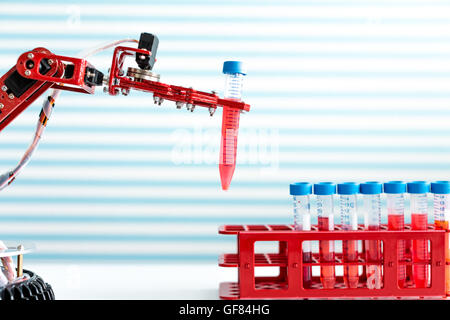 Roboter manipuliert Reagenzgläser mit gefährlichen Chemikalien Stockfoto