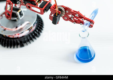 Roboter manipuliert Reagenzgläser mit gefährlichen Chemikalien Stockfoto