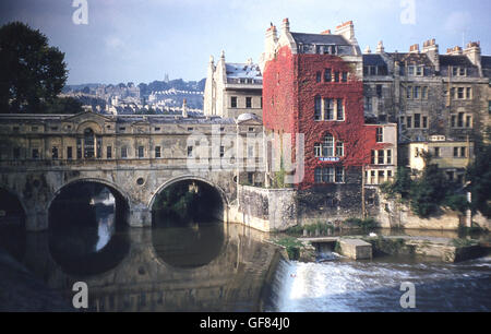 der 1960er Jahre, Verlaufsansicht der Fluss Avon und alten Pulteney Brücke, entworfen von Robert Adam in der Spa Bath, England. Stockfoto