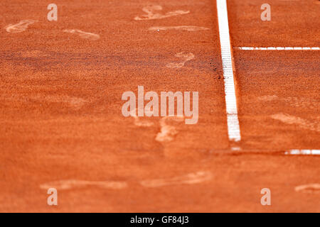 Detail mit Sport Schuh Fußabdrücke auf ein Tennis-Sandplatz Stockfoto