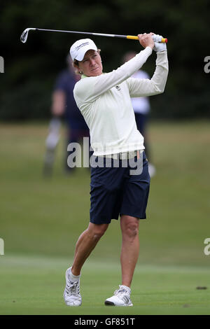 Schottlands Catriona Matthew spielt ihr dritten Schuss auf das 15. Loch tagsüber zwei die Ricoh Women es British Open im Woburn Golf Club. Stockfoto