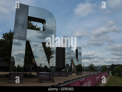 Das Wort RUN dargelegt in riesigen gespiegelten Buchstaben außerhalb der Copper Box, Queen Elizabeth Olympic Park, Stratford, East London. Stockfoto