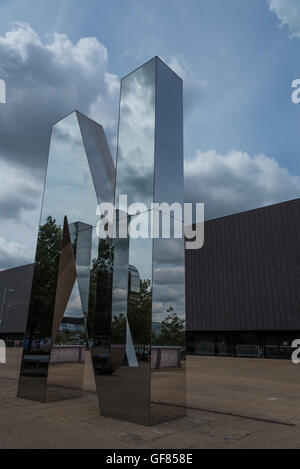 Der Buchstabe ' n ' des Wortes RUN in riesigen gespiegelten Buchstaben außerhalb der Copper Box, Queen Elizabeth Olympic Park, Stratford Stockfoto