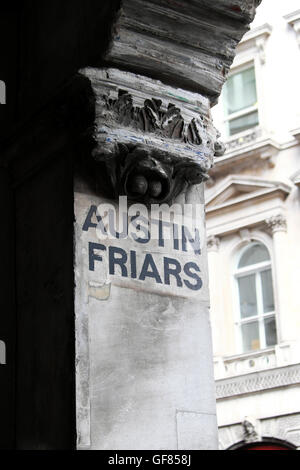 Schild am Eingang zu Austin Friars im Old Broad Street und Throgmorton Street in der City von London UK KATHY DEWITT Stockfoto