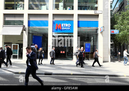 Geschäftsmann dampfen Kreuzung Straße außerhalb Metro Bank auf Cheapside in Stadt von London UK KATHY DEWITT Stockfoto