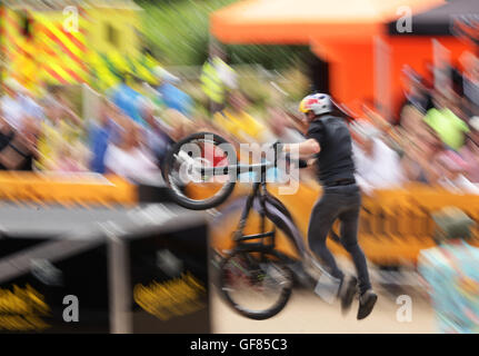 Schottische Studien Radfahrer Danny Macaskill zeigt seine Fähigkeiten bei einem Drop and Roll Display, während die aufsichtsrechtlichen RideLondon Grand Prix in Lee Valley VeloPark, Queen Elizabeth Olympic Park in London. Stockfoto