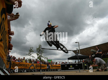 Schottische Studien Radfahrer Danny Macaskill zeigt seine Fähigkeiten bei einem Drop and Roll Display, während die aufsichtsrechtlichen RideLondon Grand Prix in Lee Valley VeloPark, Queen Elizabeth Olympic Park in London. Stockfoto