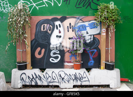 Kräftige Graffiti erhellen eine Mauer in Kopenhagen, Dänemark, und verleihen dem Straßenbild der Stadt lebendige Farben und urbane Kreativität. Stockfoto