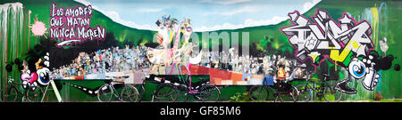 Kräftige Graffiti erhellen eine Mauer in Kopenhagen, Dänemark, und verleihen dem Straßenbild der Stadt lebendige Farben und urbane Kreativität. Stockfoto