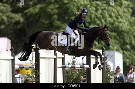 Großbritanniens Jessica Mendoza Reiten Geist T springt Furusiyya FEI Nations Cup am Tag vier der Royal International Horse Show Longines in Hickstead, West Sussex. Stockfoto