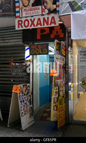 Das äußere des ROXANA UNISEX schneiden auf Roosevelt Avenue und 82nd Street in Jackson Heights, Queens, New York Stockfoto