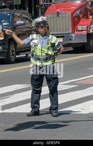 Eine weibliche New York City Traffic Enforcement Officer Regie Autos am East 34th Street und Park Avenue in New York City. Stockfoto