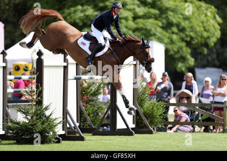 Der Brite Ben Maher Reiten Diva II springt Furusiyya FEI Nations Cup am Tag vier der Royal International Horse Show Longines in Hickstead, West Sussex. Stockfoto