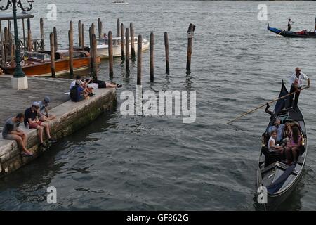 Gondel Rudern Touristen am Canal Grande, Venedig, Italien Stockfoto