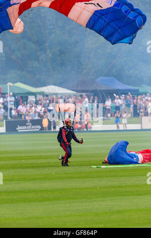 Mitglied der Royal Air Force Falcons Fallschirm Team Ländereien an die 2016 Jaeger Le Coultre Gold-Cup-Finale im Cowdray Park anzeigen Stockfoto