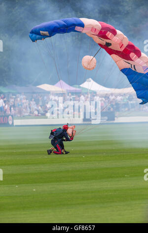 Mitglied der Royal Air Force Falcons Fallschirm Team Ländereien an die 2016 Jaeger Le Coultre Gold-Cup-Finale im Cowdray Park anzeigen Stockfoto