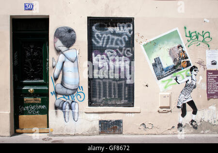 Farbenfrohe Graffiti-Kunst erhellt eine Mauer in Paris, Frankreich, und zeigt urbane Kreativität und die lebendige Straßenkultur der Stadt. Stockfoto