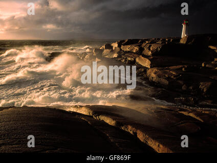 Peggys Peggy Peggys Peggies Cove Leuchtturm während einer tobenden Sturm, Nova Scotia, Kanada Stockfoto