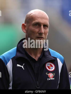 Lesen Sie Manager Jaap Stam während das Freundschaftsspiel im Madejski Stadium lesen. Stockfoto