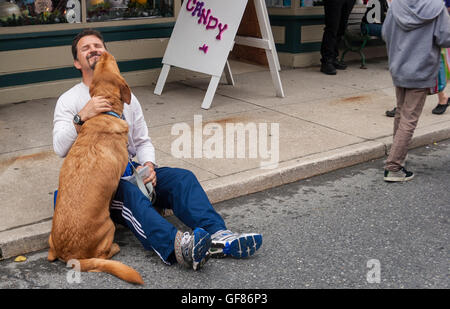 Wie ist ein Mann mit einem Hund wie ein Eis? Stockfoto