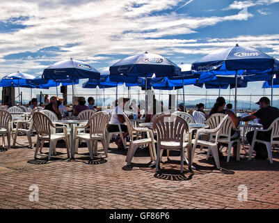 Burlington, Vermont, USA. Juli 24,2016. Outdoor-Bar und Café am Ufer des Lake Champlain Stockfoto