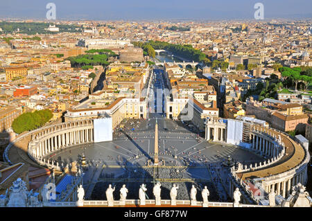 Vatikanstadt, Italien - Oktober 5: Blick auf den wichtigsten Cathedral Square Vatikan am 5. Oktober 2011. Stockfoto