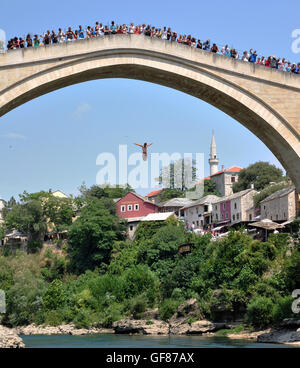 MOSTAR, Bosnien - 10. August 2012: Undefined Mann springt von der Brücke in die Altstadt von Mostar, Bosnien am 10. August 2012. Mostar Stockfoto