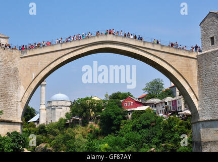 MOSTAR, Bosnien - 10. August 2012: Undefined Menschen auf der Brücke in die Altstadt von Mostar, Bosnien am 10. August 2012. Mostar ist die Stockfoto