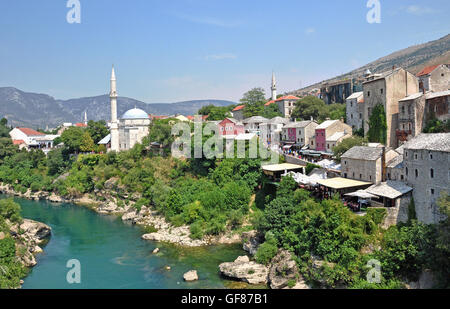 MOSTAR, Bosnien - 10. August 2012: Blick auf das historische Zentrum der Altstadt Mostar, Bosnien am 10. August 2012. Stockfoto