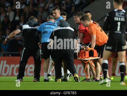 Hull FC Mahe Fonua ist auf einer Bahre bei Ladbrokes Challenge Cup, Halbfinale im Keepmoat Stadium Doncaster dahingerafft. Stockfoto