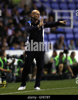 Lesen Sie Manager Jaap Stam Gesten an der Seitenlinie während das Freundschaftsspiel im Madejski Stadium lesen. Stockfoto
