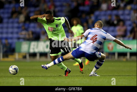 AFC Bournemouth Joshua King (links) und Reading Joey Van Den Berg-Kampf um den Ball in das Freundschaftsspiel im Madejski Stadium, lesen. Stockfoto