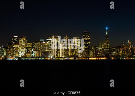 Die schöne Stadt von San Francisco, Kalifornien, leuchtet als die Nacht hereinbricht. Diese Westküste Stadt ist ein Zentrum für innovative Gedanken. Stockfoto
