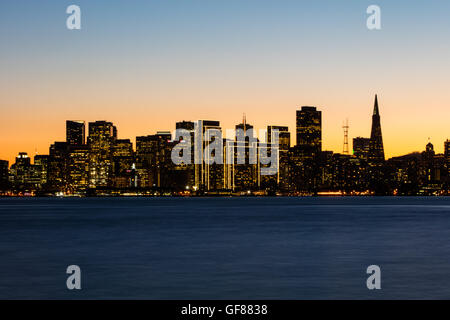 Die schöne Stadt von San Francisco, Kalifornien, leuchtet als die Nacht hereinbricht. Diese Westküste Stadt ist ein Zentrum für innovative Gedanken. Stockfoto