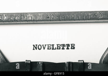 Wort-Novelle auf alte Schreibmaschine getippt Stockfoto