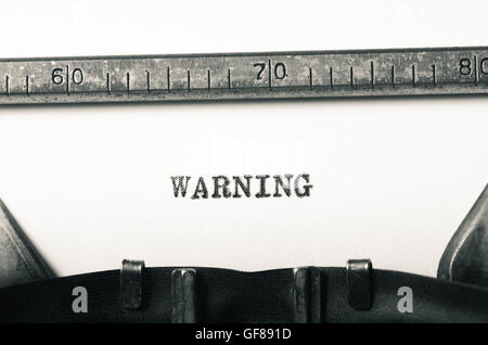 Wort-Warnung auf alte Schreibmaschine getippt Stockfoto