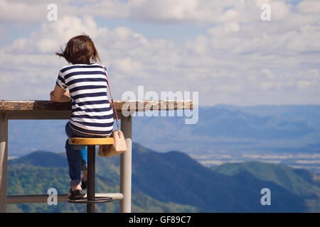 Junge Frau auf Berggipfel im Sonnenaufgangszeit meditieren Stockfoto