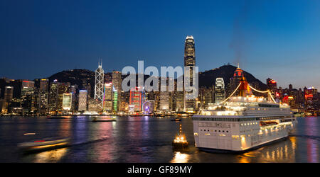 Kreuzfahrtschiffe in Victoria Hafen und die Skyline von Central District, Victoria Harbour, Hongkong, China. Stockfoto