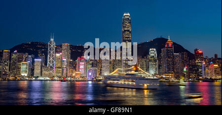 Kreuzfahrtschiffe in Victoria Hafen und die Skyline von Central District, Victoria Harbour, Hongkong, China. Stockfoto