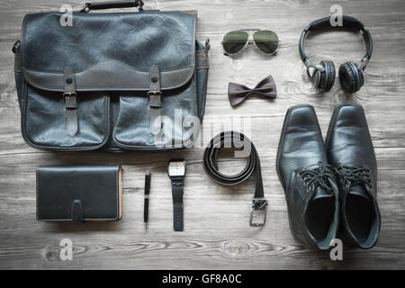 Herren casual-Outfits mit Accessoires auf auf Holz Hintergrund mit Vitage Farbe Stillleben Stockfoto