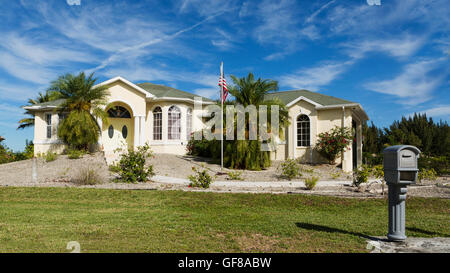 Typische Südwestflorida Betonblock und Stuck zu Hause, in der Landschaft mit Palmen, tropischen Pflanzen und Blumen, Rasen Stockfoto