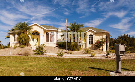 Typische Südwestflorida Betonblock und Stuck zu Hause, in der Landschaft mit Palmen, tropischen Pflanzen und Blumen, Rasen Stockfoto