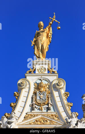 Nahaufnahme von einer mit verbundenen Augen Justitia (Justitia) oben auf dem alten Standesamt (1534-1537) in Brügge, Belgien Stockfoto