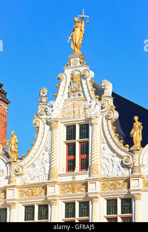 Nahaufnahme von einer mit verbundenen Augen Justitia (Justitia) oben auf dem alten Standesamt (1534-1537) in Brügge, Belgien Stockfoto