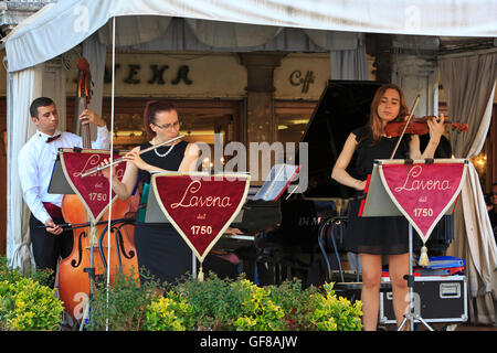 Ein Klavierquartett, spielen einige klassische Melodien außerhalb Caffé Lavena am Markusplatz in Venedig, Italien Stockfoto